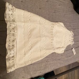 High neck and fitted skirt with lace fabric